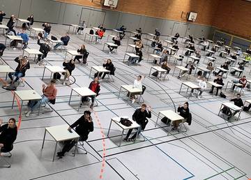 Abiprüfung in der Sporthalle Die Abiturprüfung in der Sporthalle.