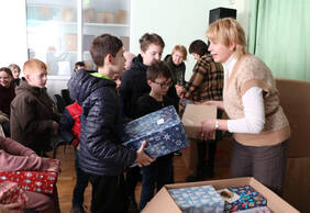 Weihnachtspakete werden verteilt