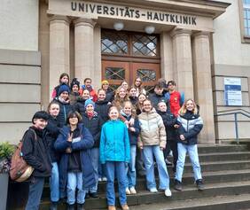 Die Klasse 7a vor dem Eingang zur Hautklinik Tübingen.