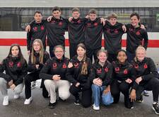 Die Volleyballer vor dem ICE auf dem Weg zum Finale nach Berlin