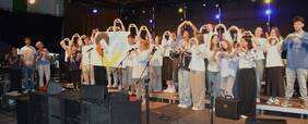 Die Gäste auf der Bühne beim Schulfest
