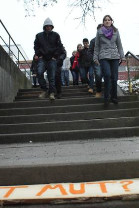 schueler auf treppe