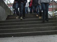schueler auf treppe