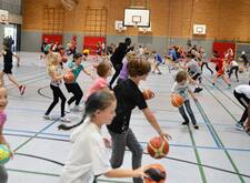 Schülerinnen und Schüler trainieren mit den Tigers