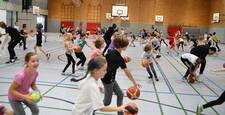 Schülerinnen und Schüler trainieren mit den Tigers