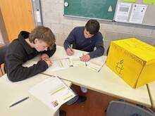 Zwei Schüler unterzeichnen Briefe