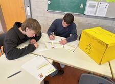 Zwei Schüler unterzeichnen Briefe