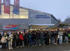 Gruppenbild vor der Eishalle