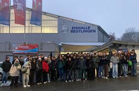 Gruppenbild vor der Eishalle