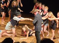 die Schauspielerinnen der Theater AG in Aktion