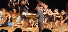 die Schauspielerinnen der Theater AG in Aktion