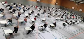 Die Abiturprüfung in der Sporthalle.