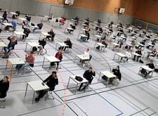 Die Abiturprüfung in der Sporthalle.