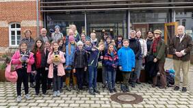 Gruppenbild vor dem Biosphärenzentrum in Münsingen