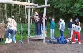 Schüler auf Klettergerüst.