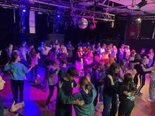 Schülerinnen und Schüler trainieren im Workshop der Schule für den Winterball.