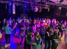 Schülerinnen und Schüler trainieren im Workshop der Schule für den Winterball.