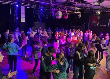 Training Winterball Schülerinnen und Schüler trainieren im Workshop der Schule für den Winterball.