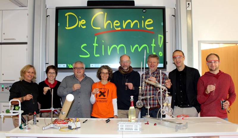 Das Chemie-Kollegium bei der Einweihung der neuen Chemieräume