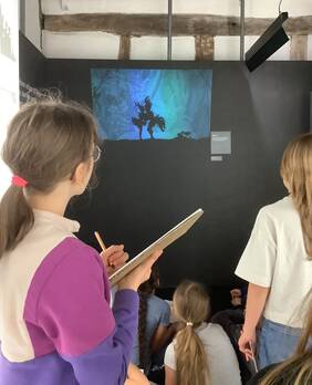 Schülerin betrachtet Trickfilm in der Ausstellung