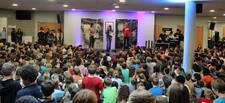 Die gesamte Schulgemeinde im Foyer