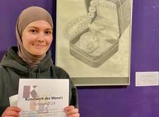 Selin E. vor ihrer Zeichnung, die zum Kunstwerk des Monats Februar gekürt wurde