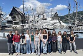 Gruppenbild vor dem Bühnenbild