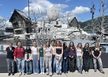 Gruppenbild vor dem Bühnenbild