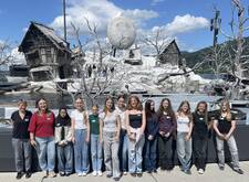 Gruppenbild vor dem Bühnenbild