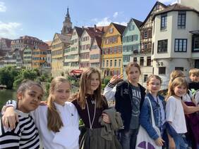 die Kinder vor der Neckarfront auf der Neckarbrücke