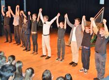 Das Theater Team verbeugt sich.