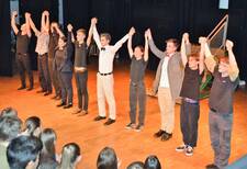 Das Theater Team verbeugt sich.