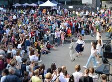 Schulfest auf dem Pausenhof der GSS