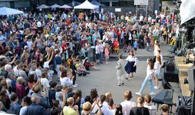 Schulfest auf dem Pausenhof der GSS