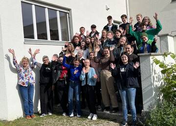 Seminar-Teilnehmerinnen winken in die Kamera