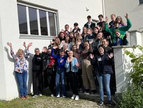 Seminar-Teilnehmerinnen winken in die Kamera