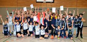 Die jungen Basketballes mit ihren Urkunden