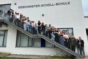 Die Austauschschüler aus Polen auf der Treppe vor der GSS