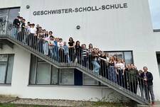 Die Austauschschüler aus Polen auf der Treppe vor der GSS