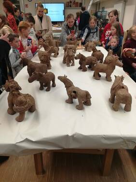 Tontiere und Besucher der Ausstellung