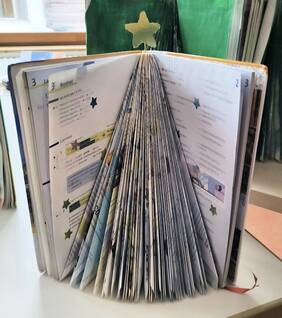 aus altem Buch gebastelte Tanne 