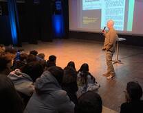 Robert Zoske im Workshop der Schule