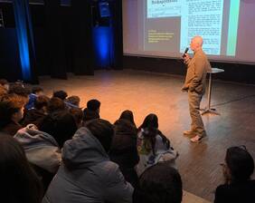 Robert Zoske im Workshop der Schule