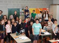Abiturientinnen im Gespräch mit Klasse 5